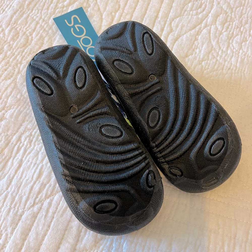 NWT Little kid size 11. Blue and Neon Green Water Shoes - Picture 3 of 6